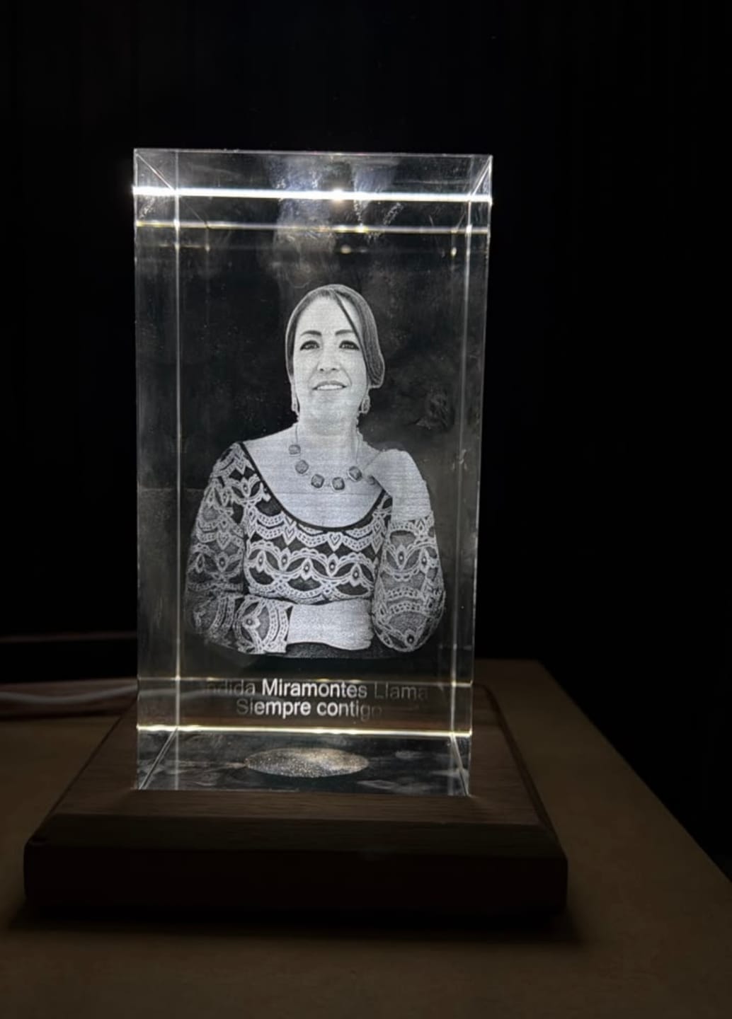 Customer photo review of Cubo de Cristal 3D Personalizado con Foto y Luz LED