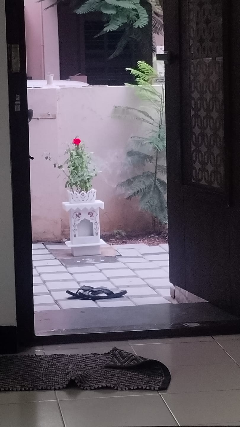 Customer photo review of Marble Tulsi Pot, White Inlay (Small) - Handicraft Bazaar