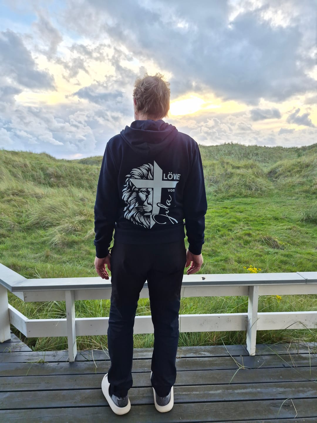 Customer photo review of Offenbarung 5,5 - Löwe von Juda - Kreuz | Bio-Superflausch-Hoodie
