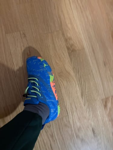 Customer's Kinder Smart Ⅰ Barfußschuhe, ein blauer Schuh mit hellen Schnürsenkeln an einem Fuß auf einem Holzboden.