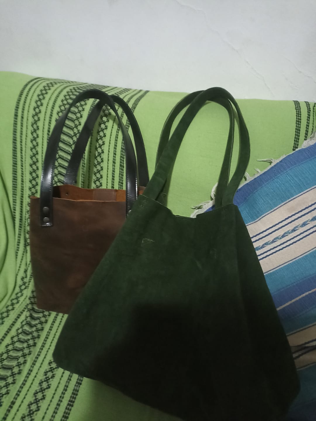Customer photo review of Bolso Oversized Tote Bag mod Bulgaria *Nobuk Claro*