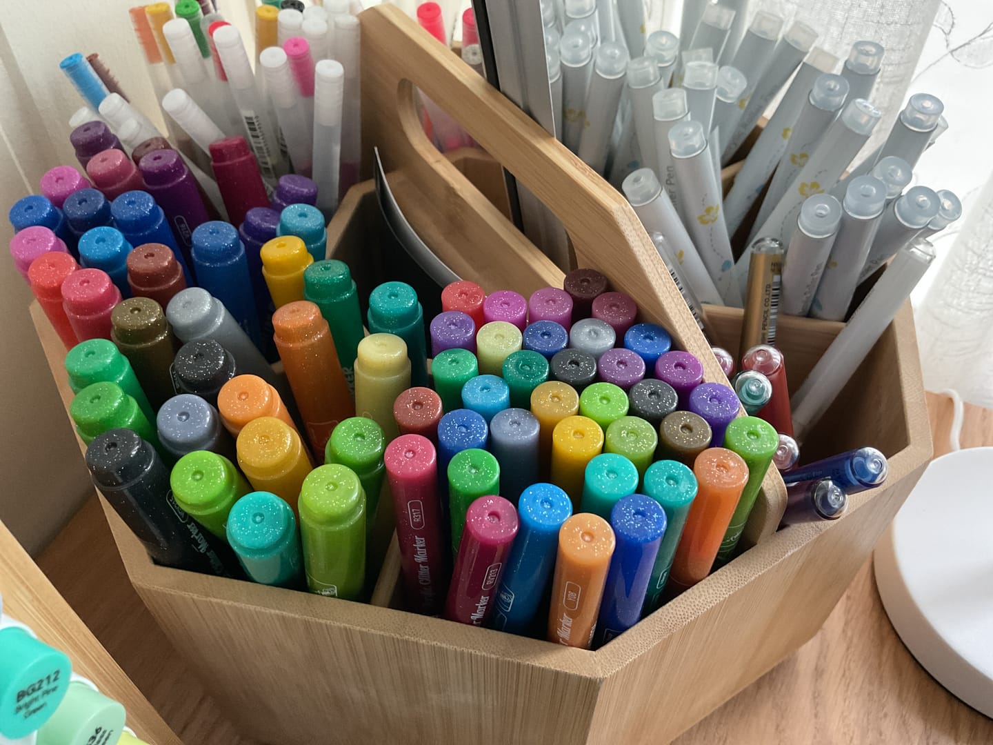Customer photo review of Ohuhu Acrylic Metallic Glitter Markers, 24 Colors - 0.7mm & 3mm Tip Paint Pens