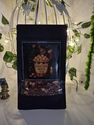 Kundenfoto der Mystery Potion Tee-Packung mit dem Etikett Christmas Movie Tea, vor einem dekorativen Vogelkäfig.