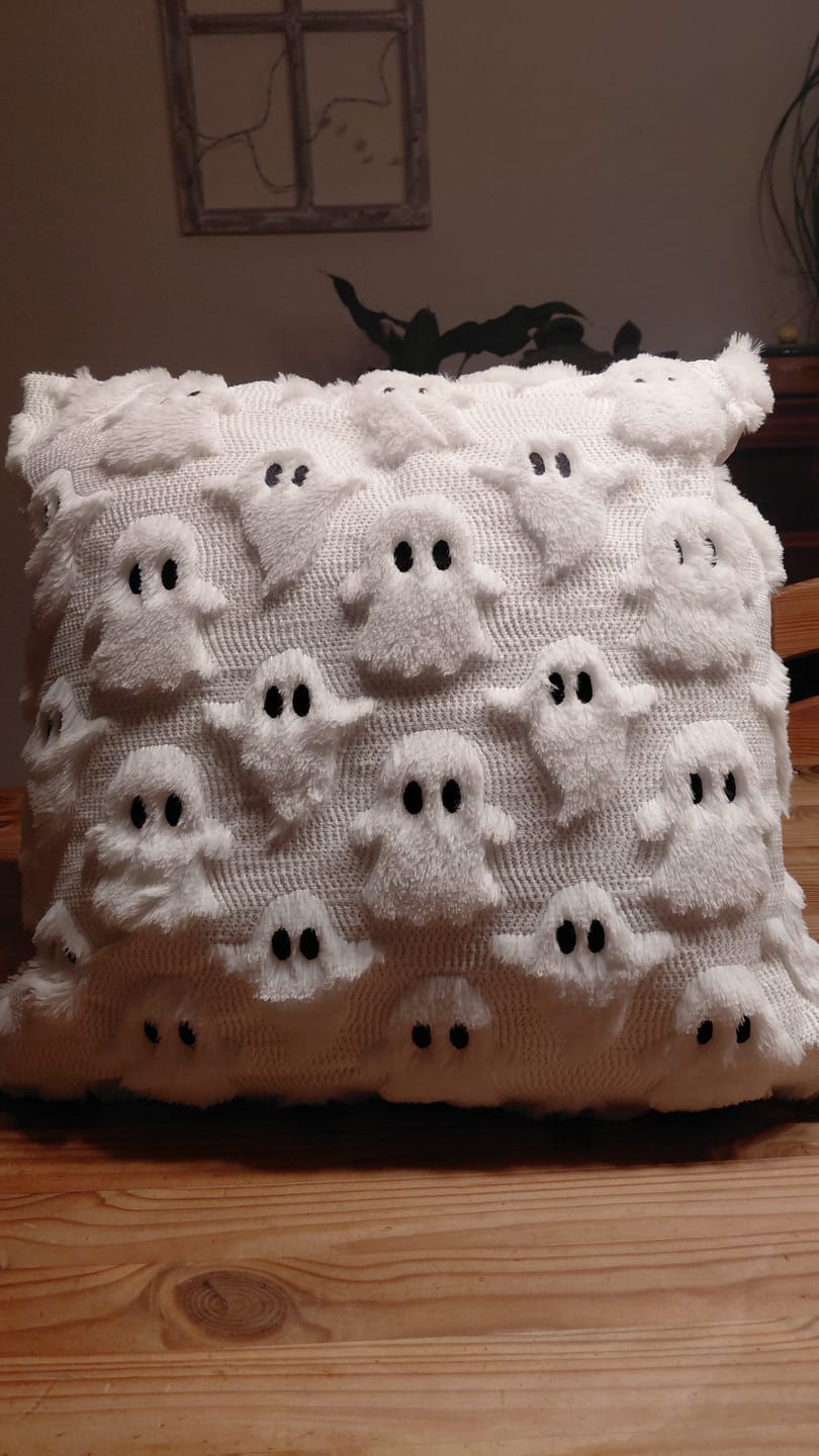 Customer photo review of Halloween Geister Kissen - kuschlig weiß