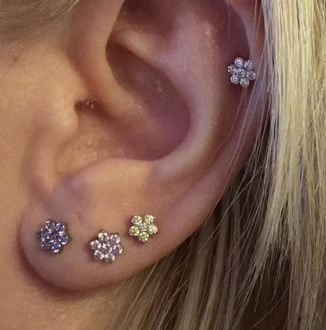 Customer photo review of Junipurr Titanium CZ 6 Petal Flower Threadless End
