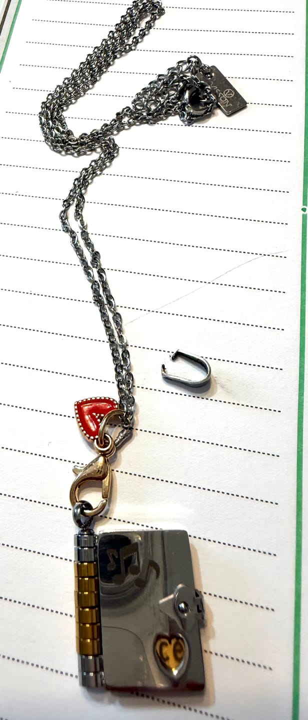 Customer photo review of Portachiavi/Collana Book ~ Frase Canzone Più Bella Cosa Non C'è...
