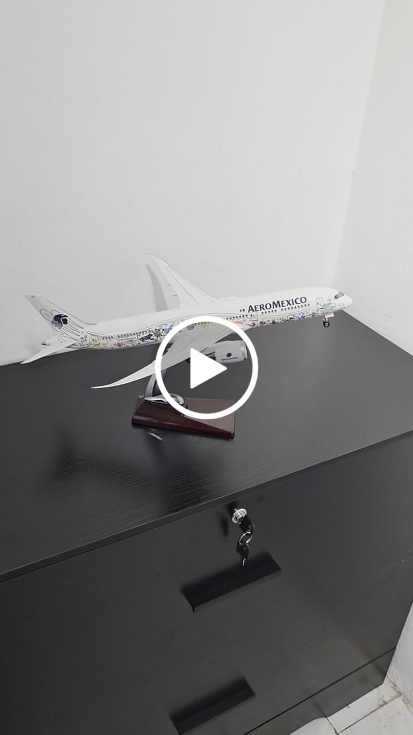 Customer video review of Boeing 787-9 Aeroméxico "Quetzalcóatl" – Scale 1:130 (43 cm / 16.9 in)