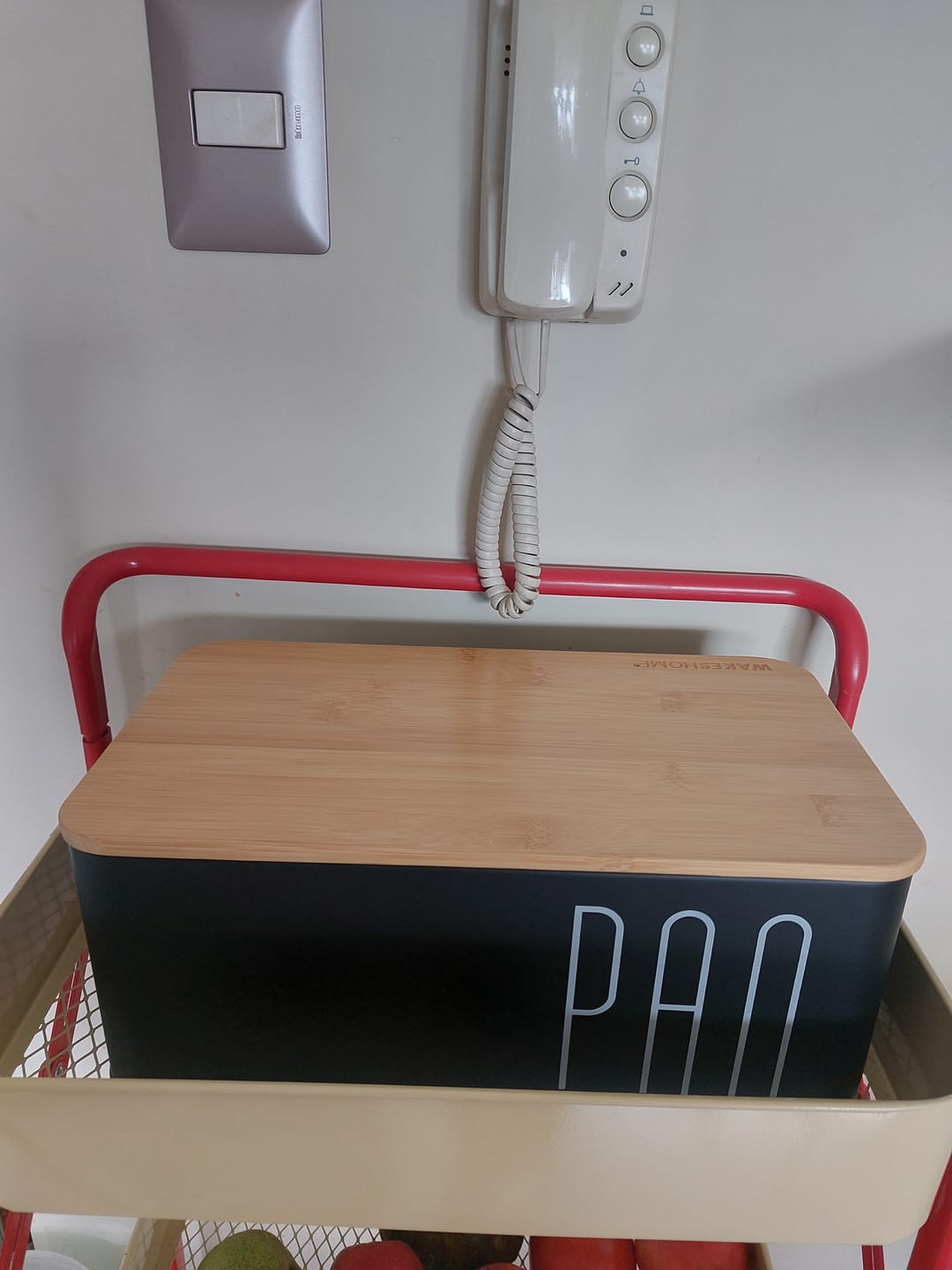 Customer photo review of Paneras Caja de Pan Caja Acero Inoxidable con Tapa Tabla De Cortar De Bambú