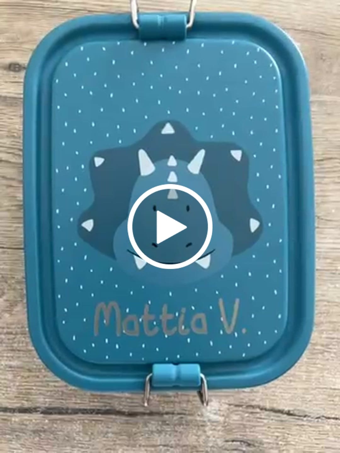 Customer video review of Personalized Trixie lunchbox with name, made of stainless steel - Kindergarten/daycare lunchbox - Gift for children - School/back to school - Motiv: Triceratops mit Name, Größe / Füllmenge: Klein (17x13x6 cm)
