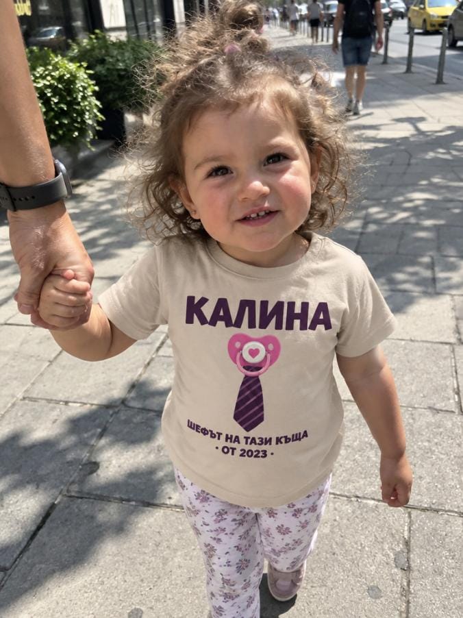 Customer photo review of Персонализирана детска тениска „Шефът на тази къща“ с име и дата