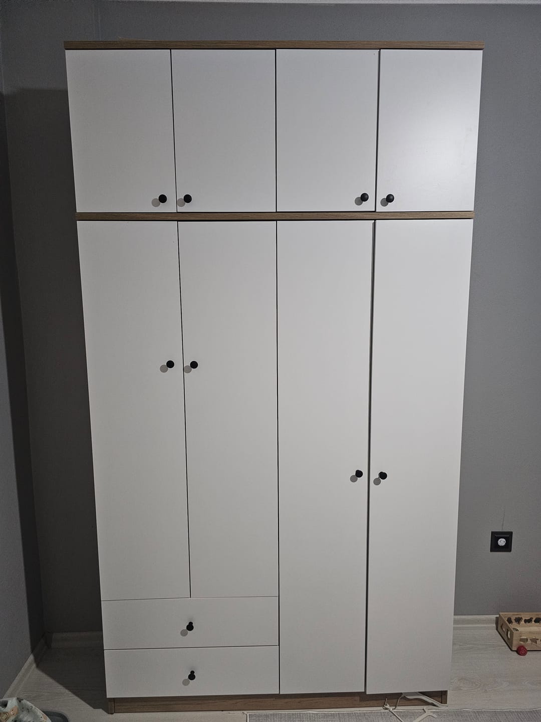 Customer photo review of Rani BA121 Geniş Gardırop Elbise Dolabı 8 Kapaklı 2 Çekmeceli 1 Raflı 2 Askılı Sepet Ceviz - Beyaz