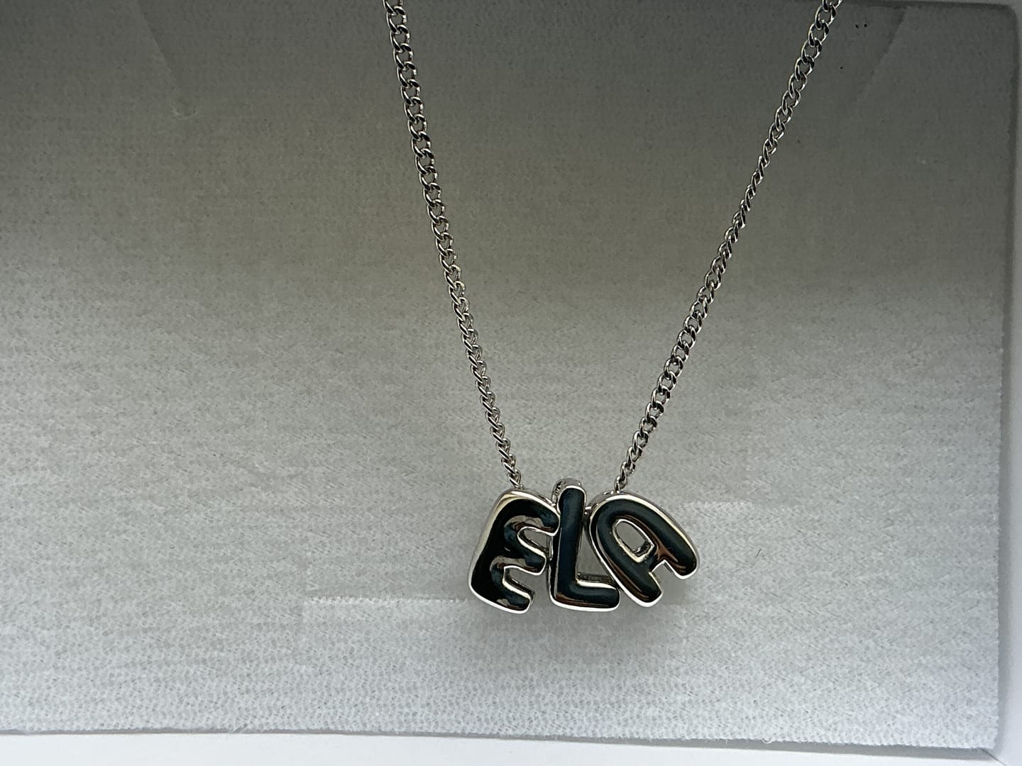 Customer photo review of Personaliza Tu Collar Con Inicial Mini Bubble Plateado