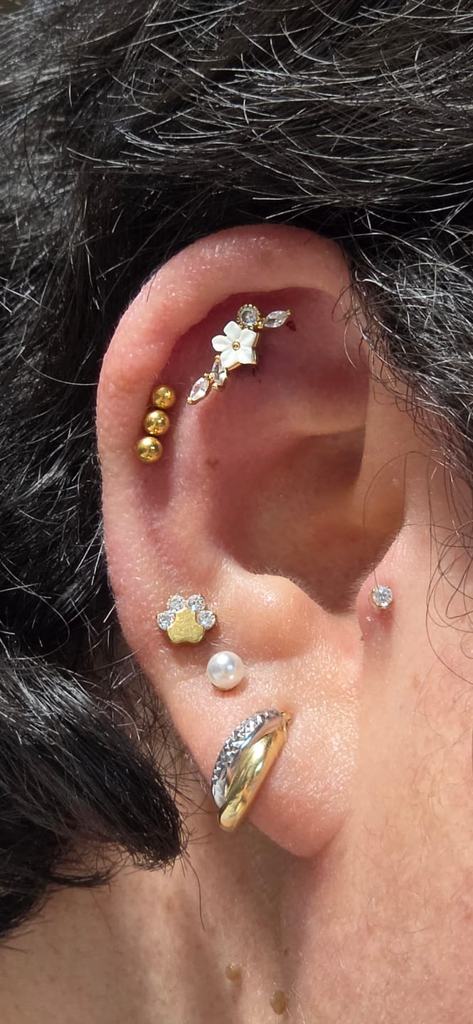 Customer photo review of Piercing de Florecita con Zirconias
