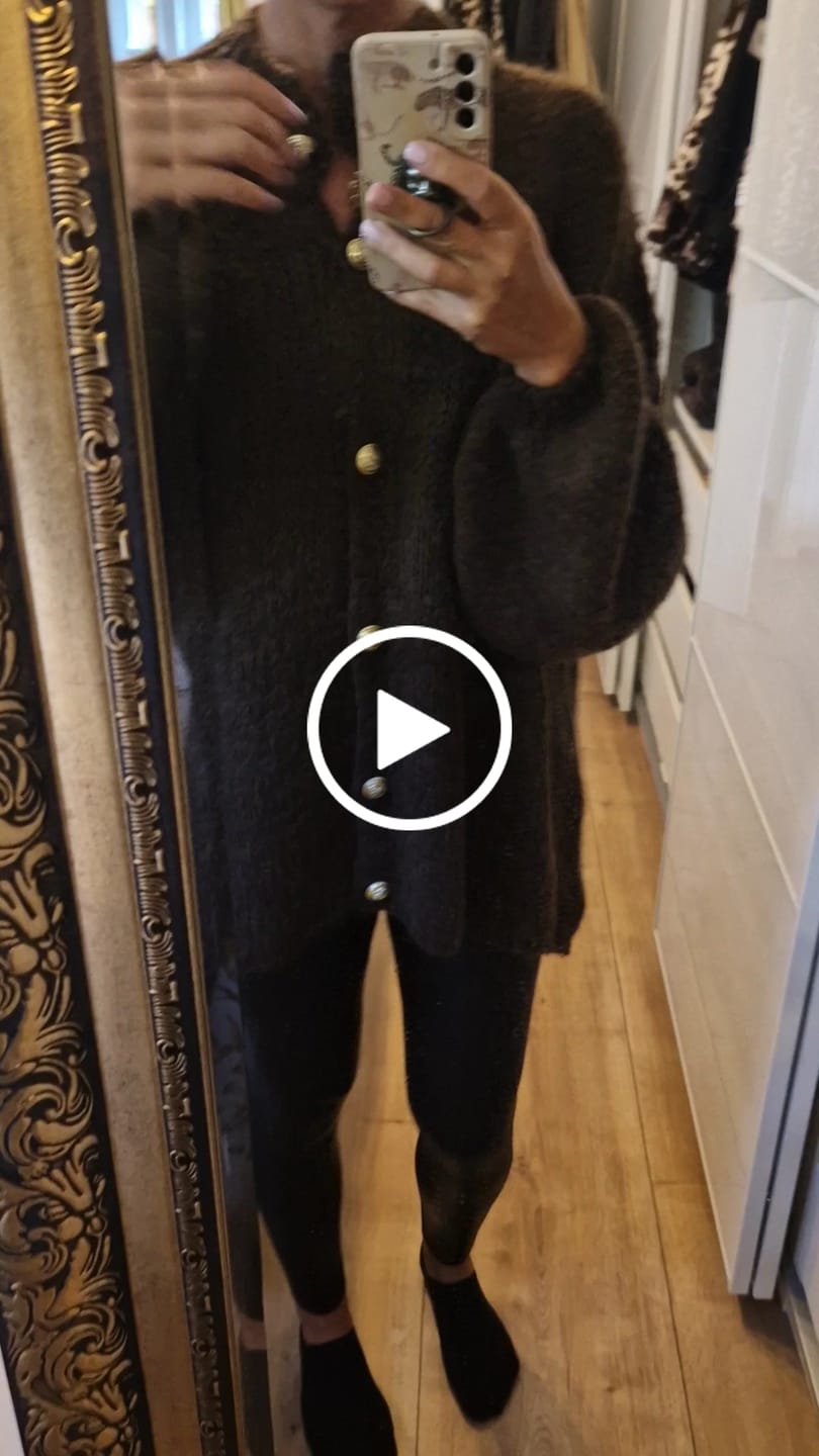 Customer video review of Strickjacke SUPER SOFT dunkelbraun mit Knopfleiste LONG