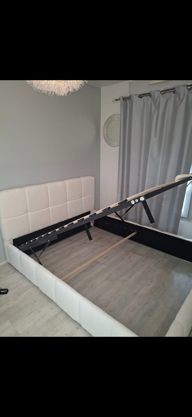 Customer photo review of Lit coffre MONCEAU – Tête de lit capitonnée design en velours ou bouclette – Coffre de rangement intégré