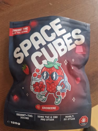 Customer's LEAFZ Space Cubes Erdbeere flavor bag showing a strawberry character graphic on a wooden surface.