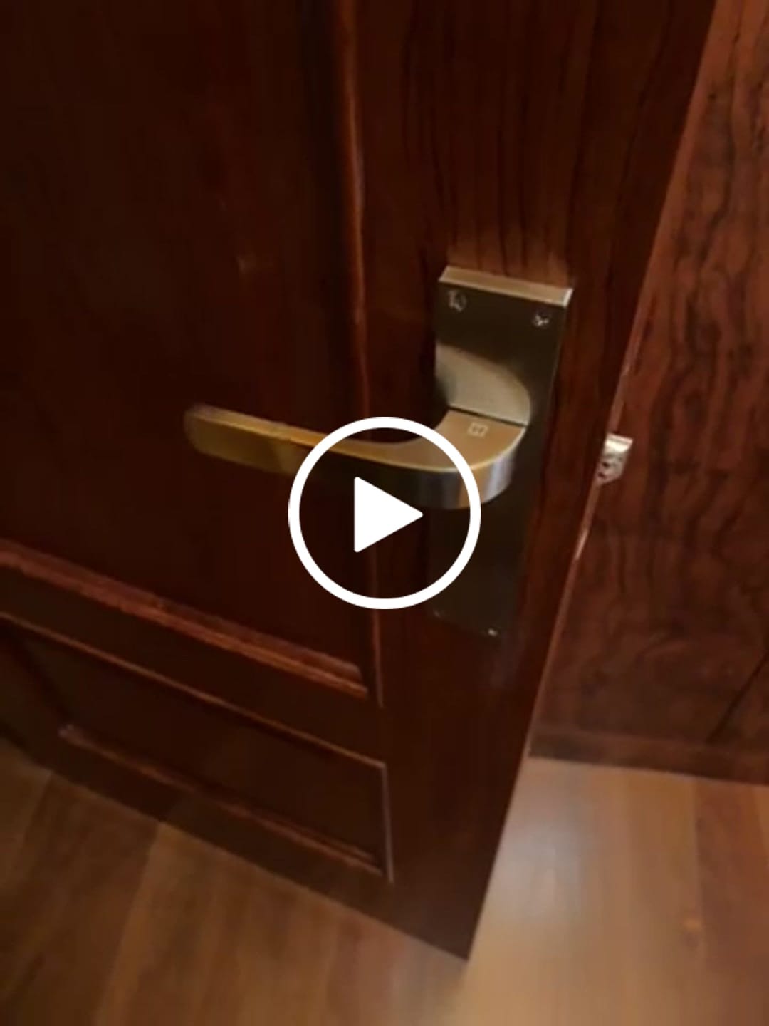 Customer video review of Manilla modelo '710' de zamak con placa rectangular acabado níquel satinado para puertas
