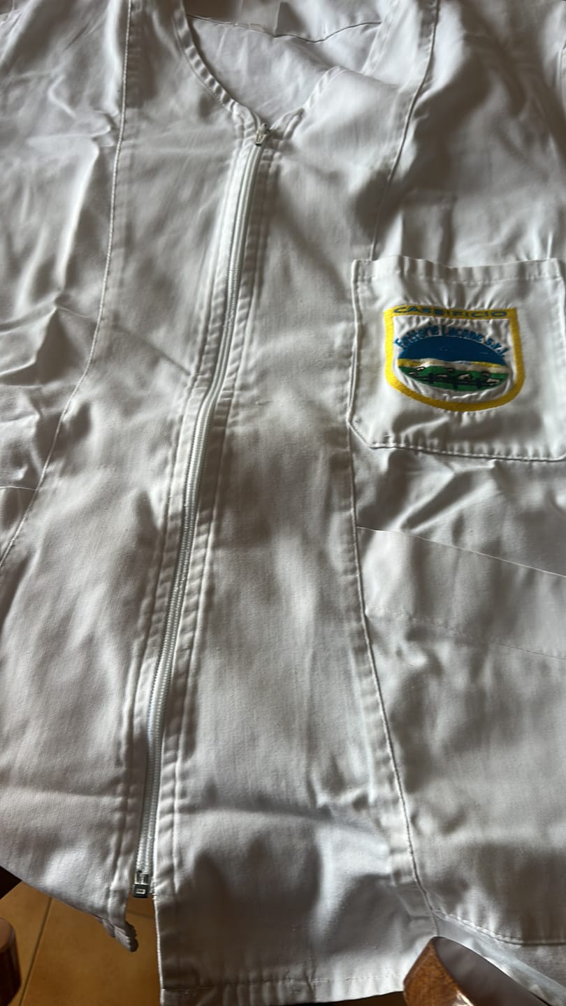 Customer photo review of Divisa da lavoro,infermiera,oss, donna con zip bianco cod: 8279