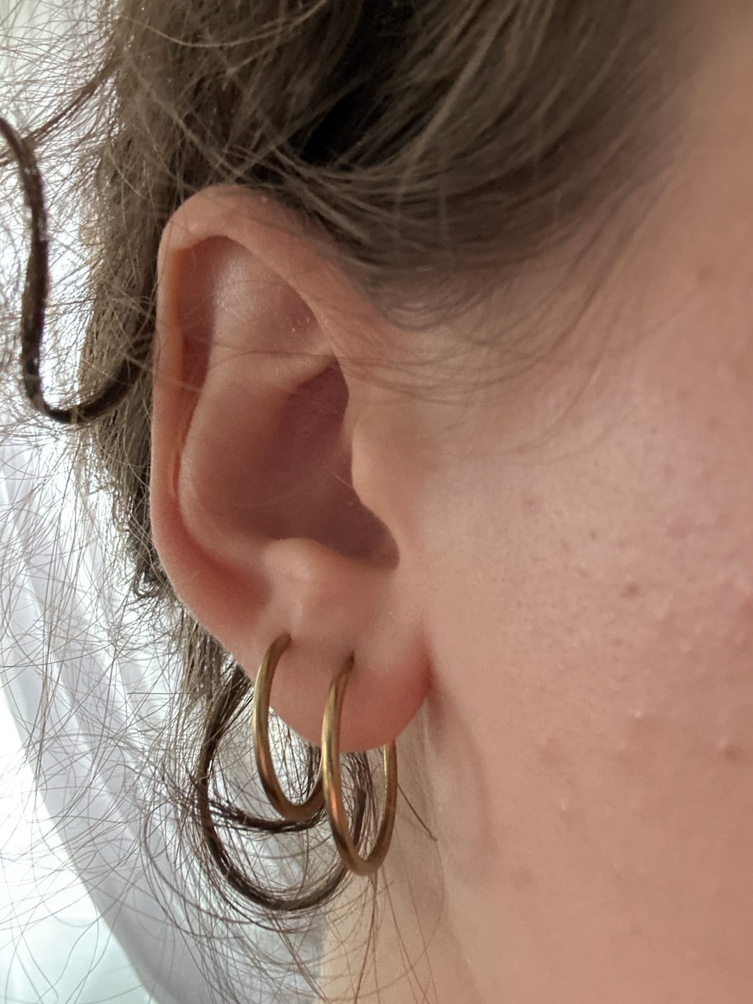 Customer photo review of Everyday Huggie Ohrringe 14K Vergoldet