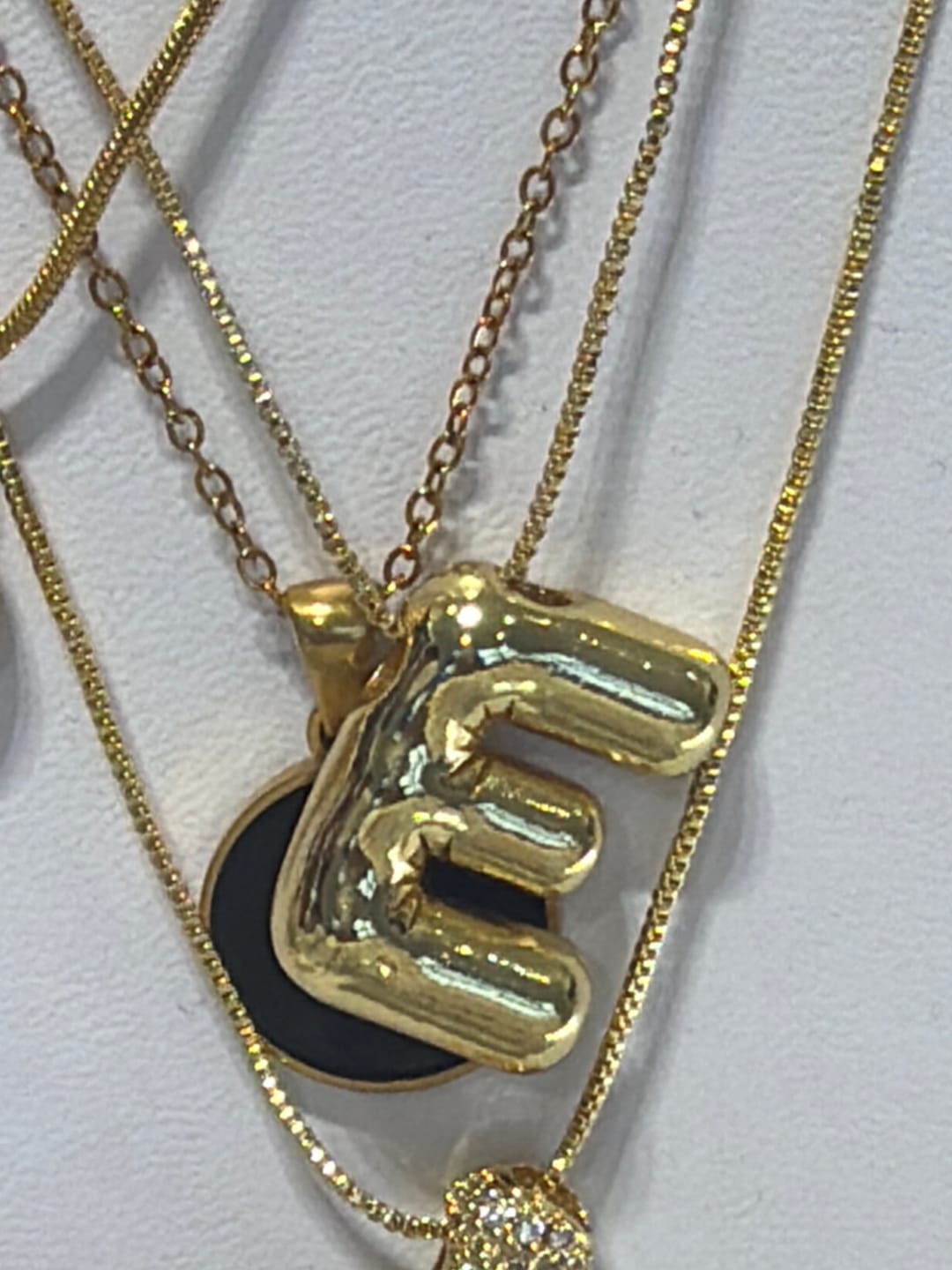 Customer photo review of Collar Plateado Liso Inicial Balloon