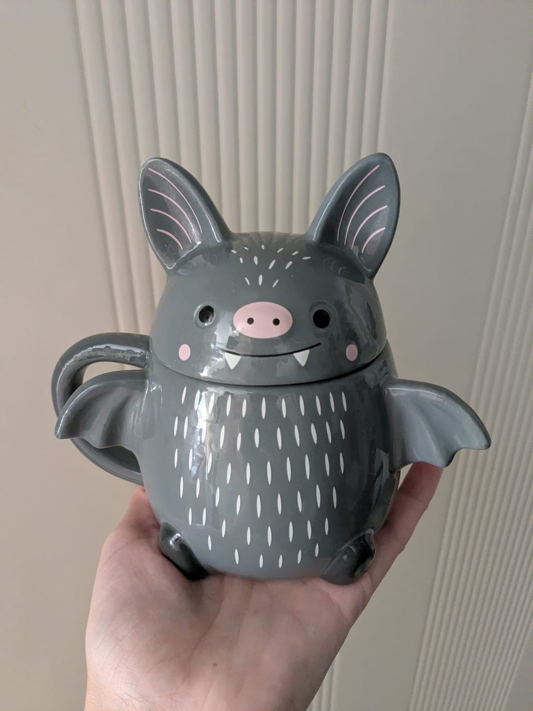 Customer photo review of Fledermaus Tasse mit Deckel – Keramiktasse mit Öhrchen
