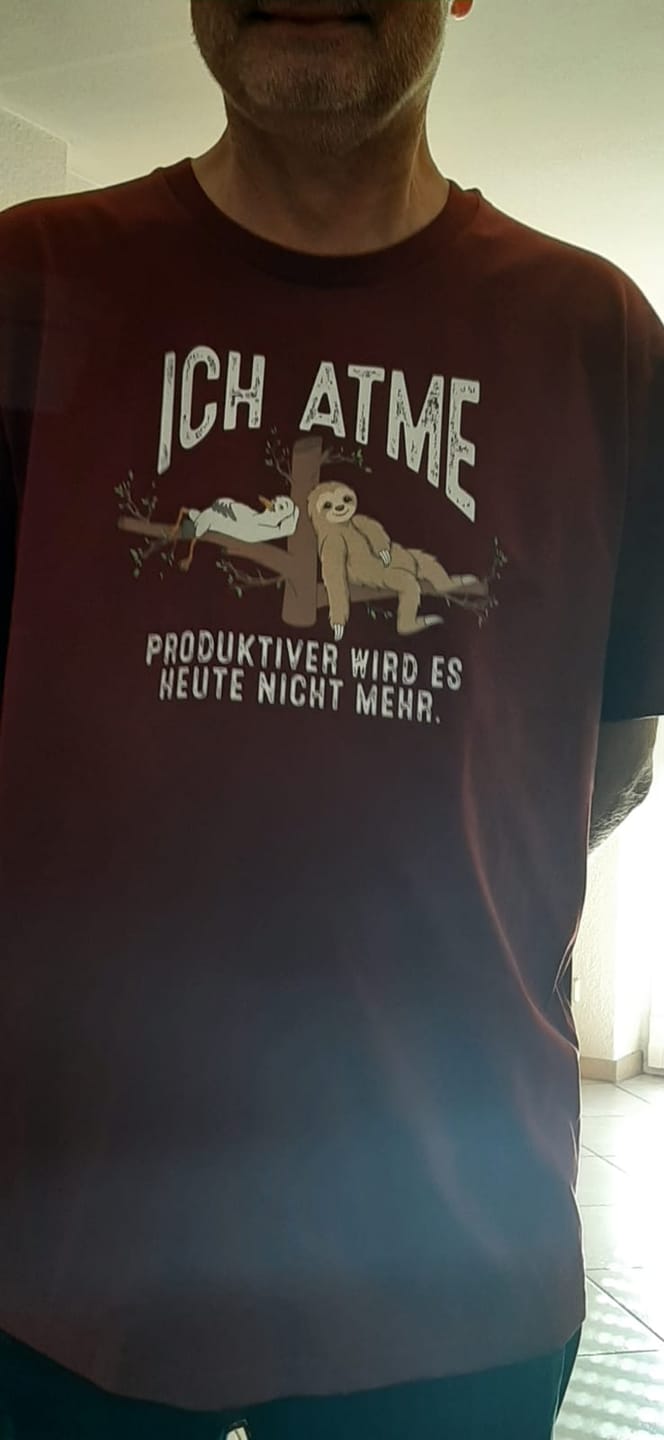 Customer photo review of Ich atme Möwe Faultier  · Herren Premium Bio T-Shirt