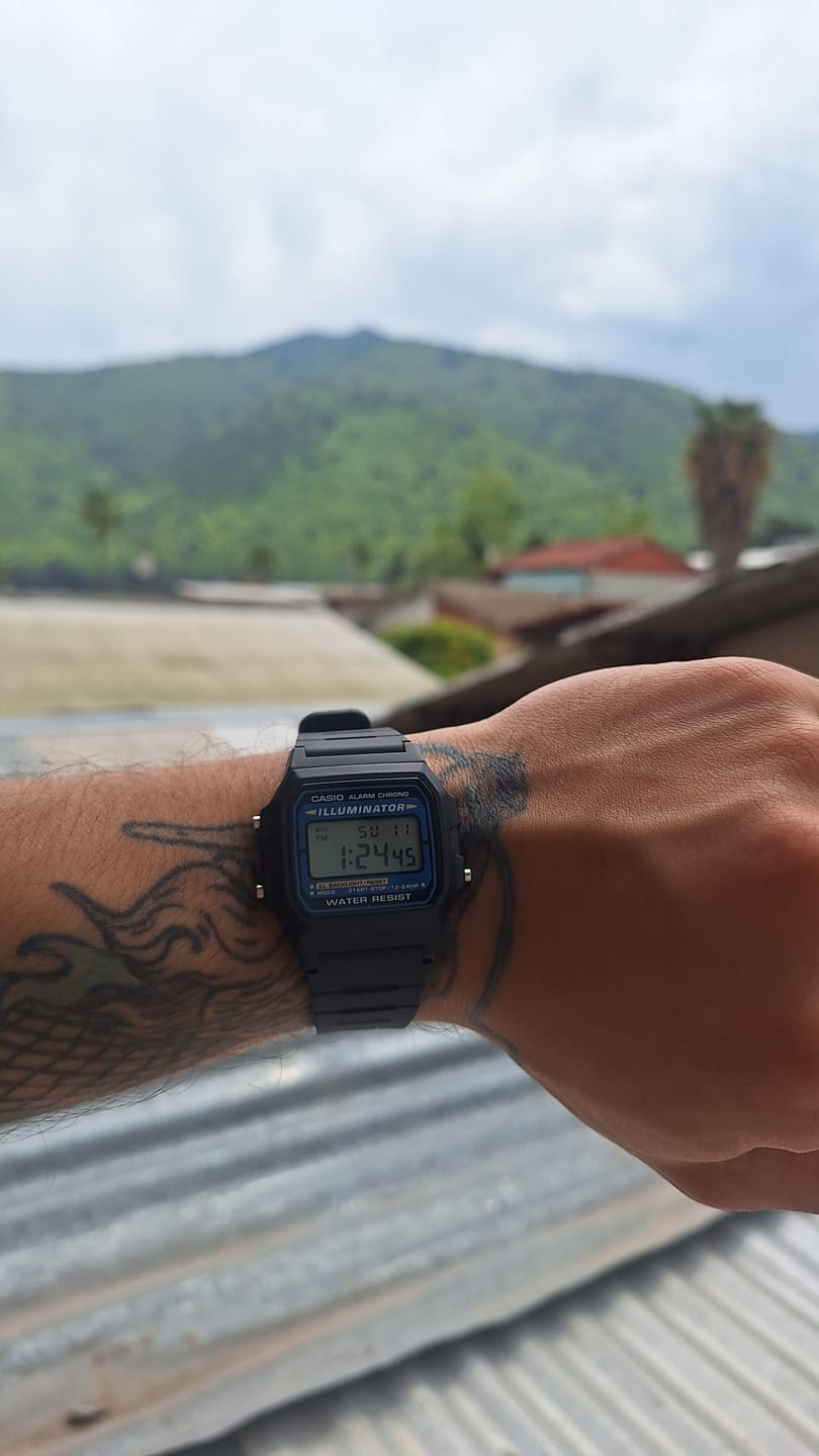 Customer photo review of Reloj Casio Vintage F-105W-1ADF Azul/Negro Illuminator NOS