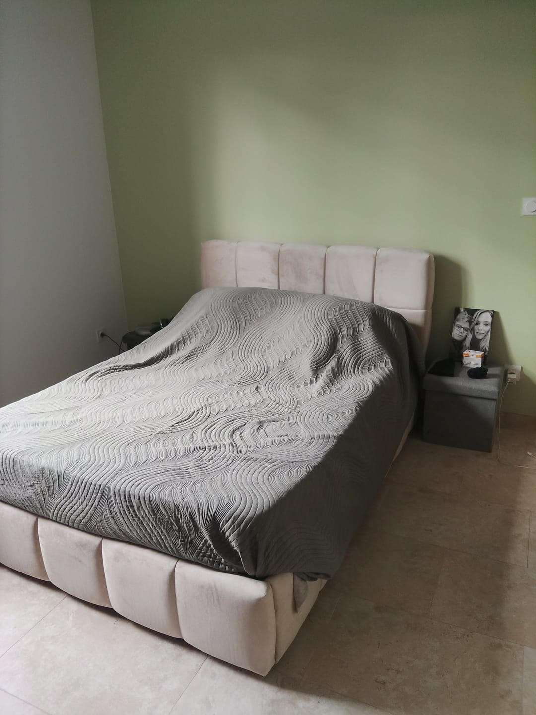 Customer photo review of Lit coffre MONCEAU – Tête de lit capitonnée design en velours ou bouclette – Coffre de rangement intégré