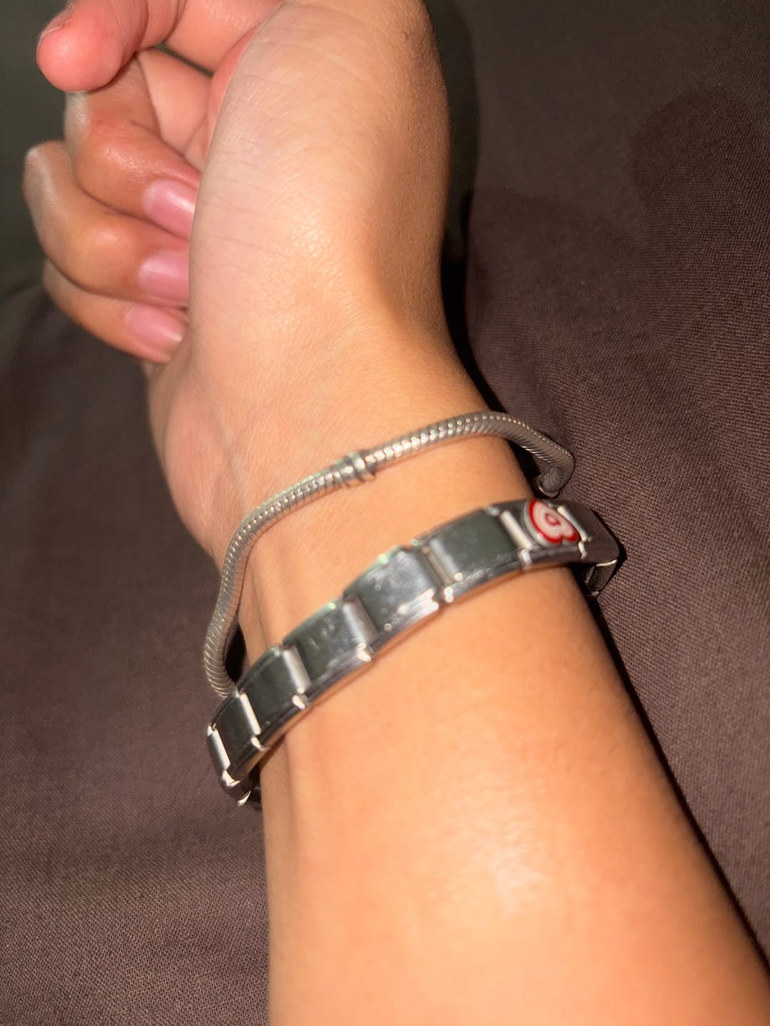 Customer photo review of Collar Dorado Inicial Mini Bubble
