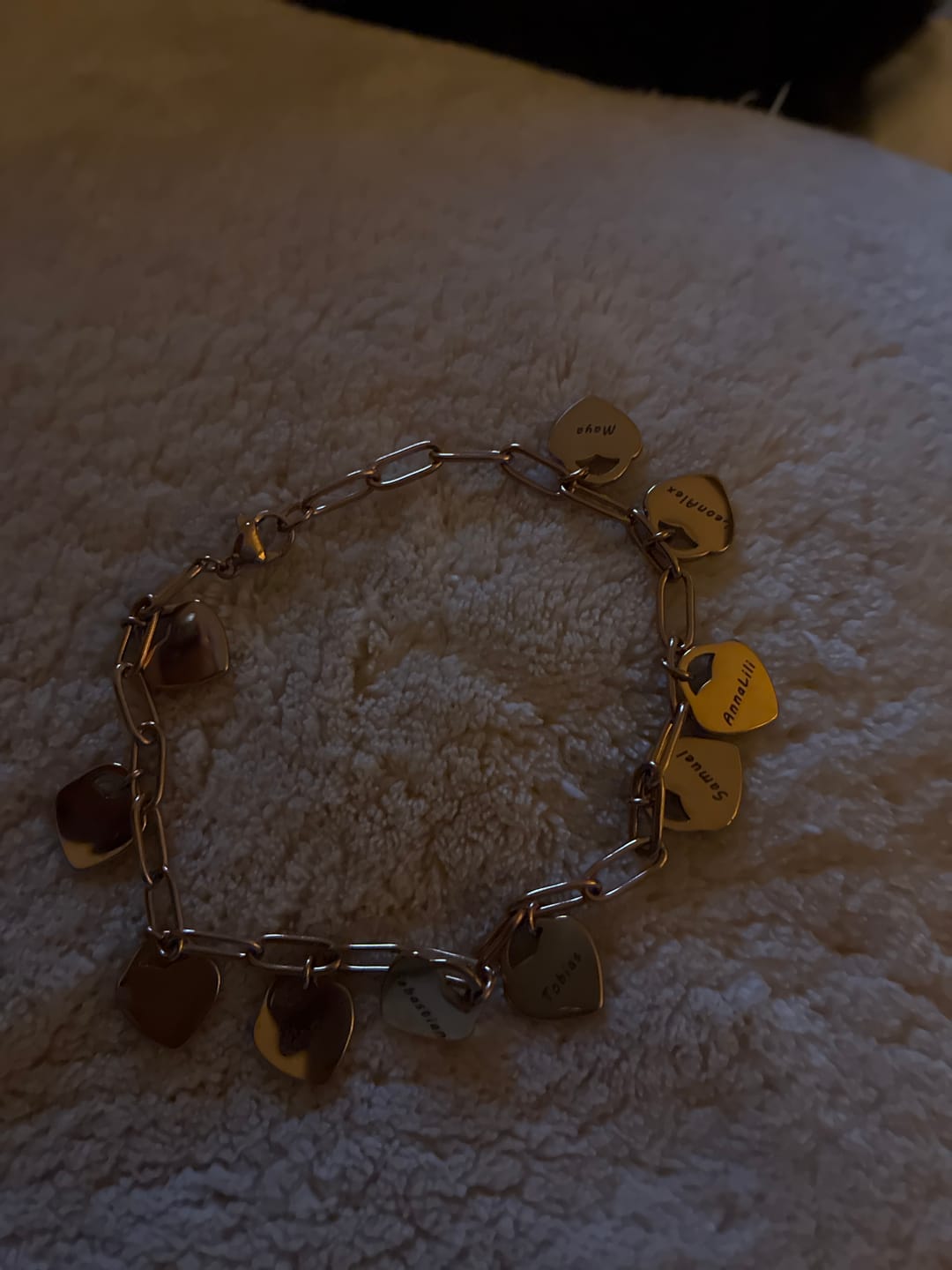 Customer photo review of Armband mit personalisierten Herzanhängern