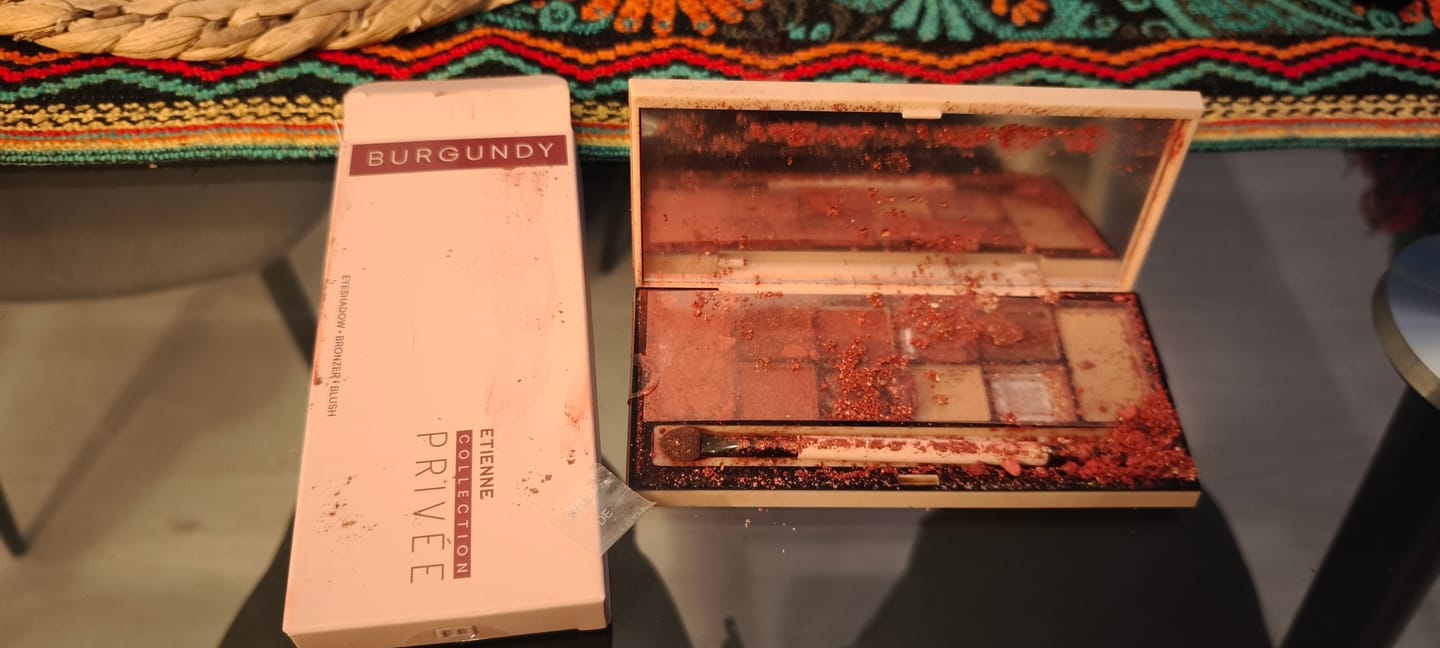 Customer photo review of Etienne Privee Paleta De Sombras, Rubor Y Bronzer Burgundy