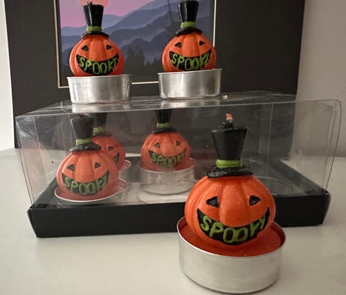 Kundenfoto des Halloween-Teelicht-Sets mit orangefarbenen Kürbissen mit Grinsegesichtern in der Originalverpackung.