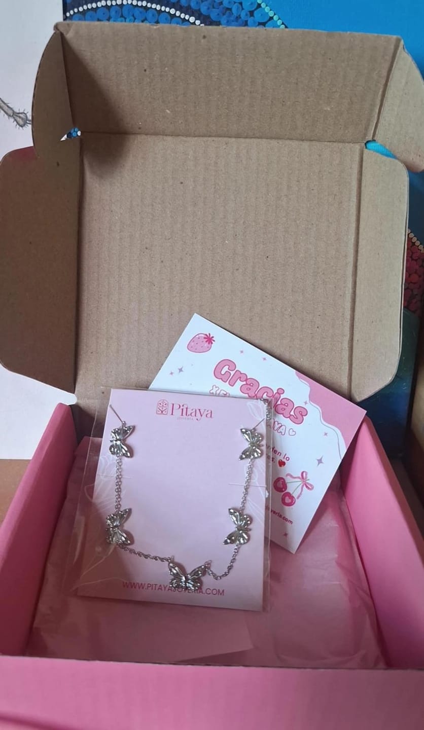 Customer photo review of Collar Mariposas