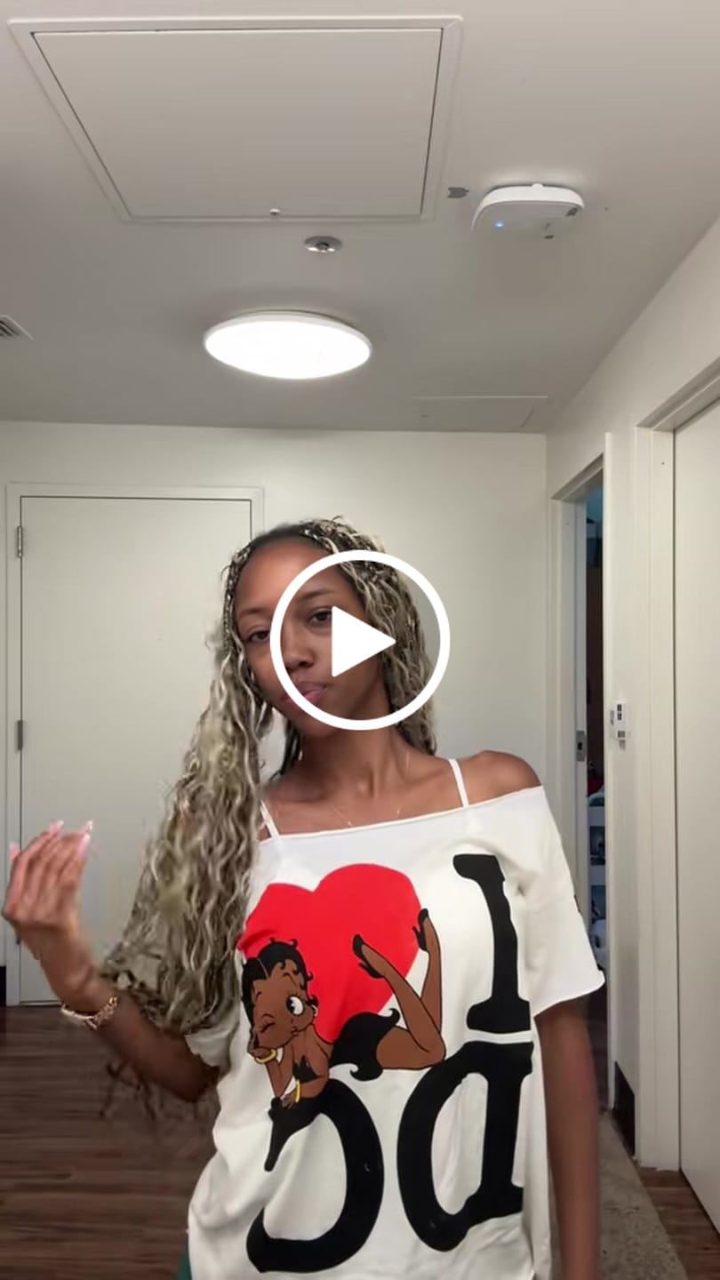 Customer video review of I <3 DC OFF SHOULDER TEE