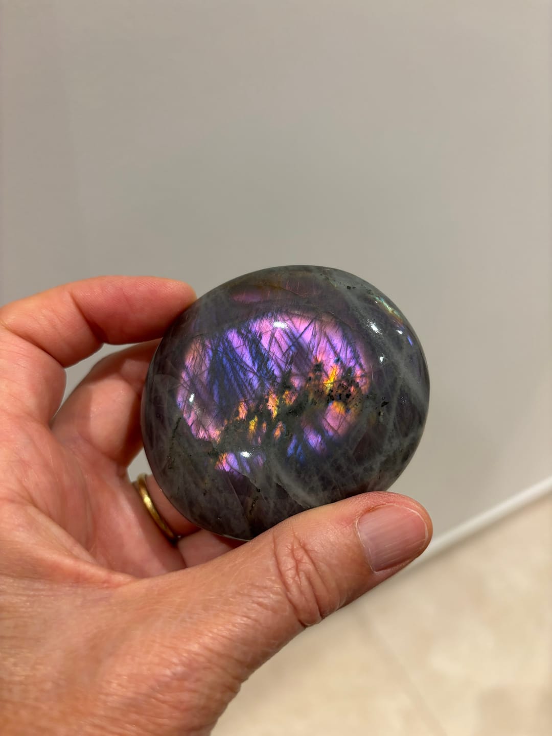 Customer photo review of Galet Labradorite Violette Spectrolite