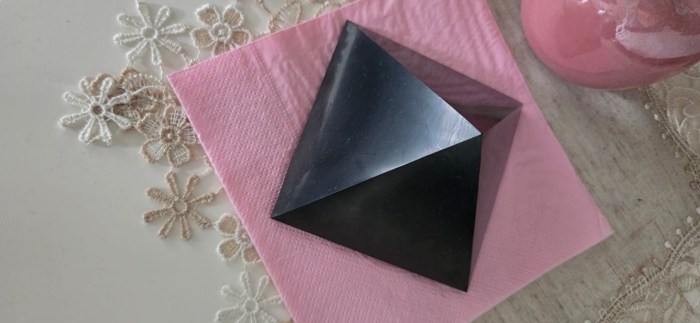 Customer photo review of Schungit Pyramide original aus Karelien | Poliert