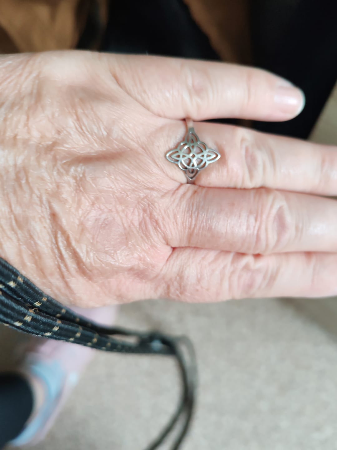 Customer photo review of Bague Ajustable "Symbole de Protection" - Noeud de Sorcière