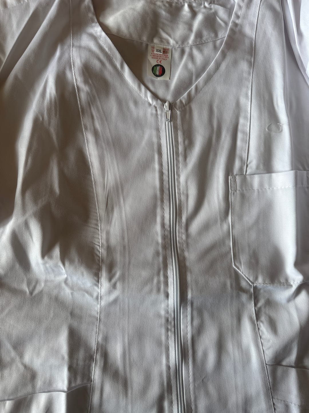 Customer photo review of Divisa da lavoro,infermiera,oss, donna con zip bianco cod: 8279
