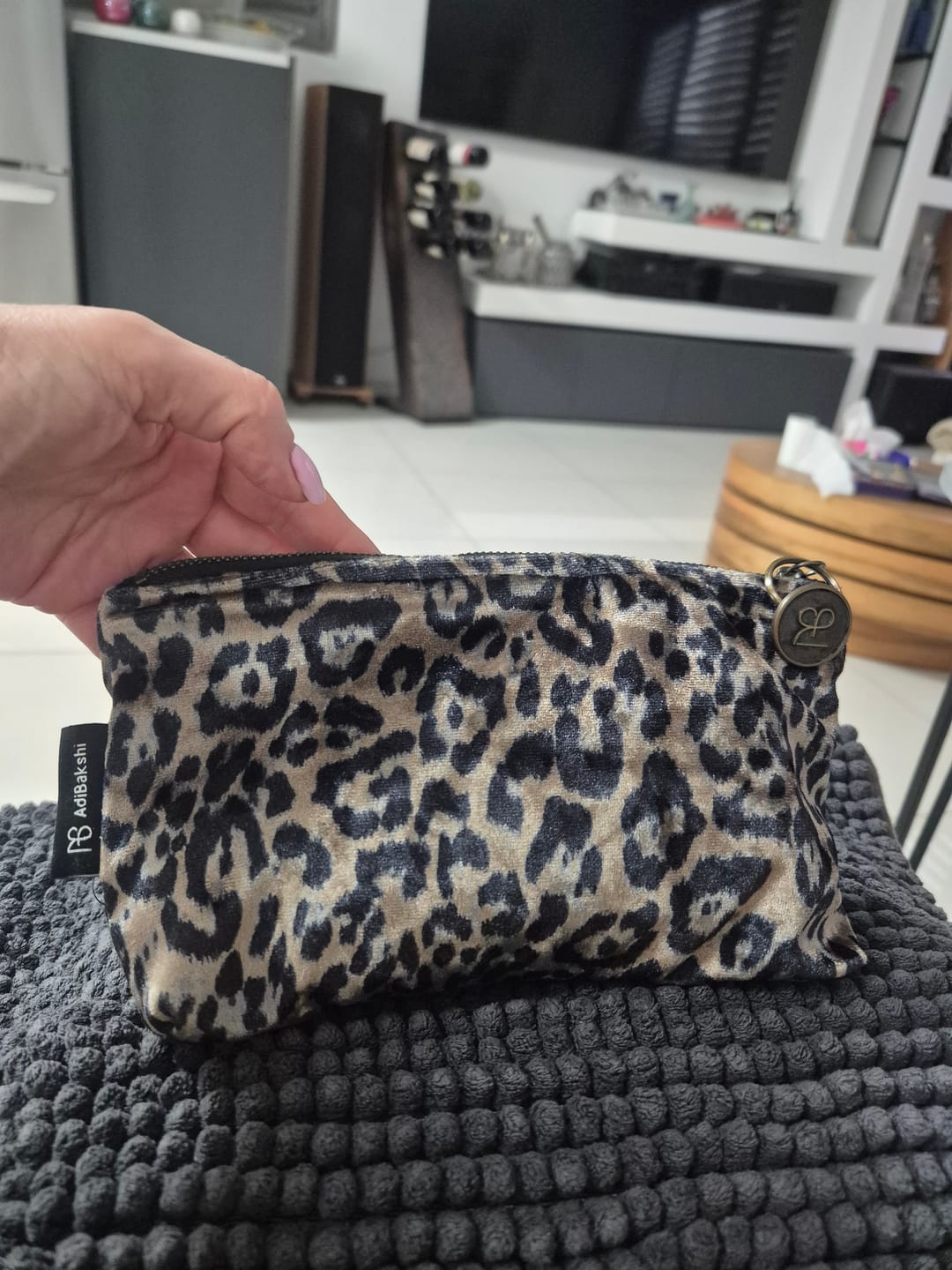 Customer photo review of תיק דרכונים טייגה (קטיפה)