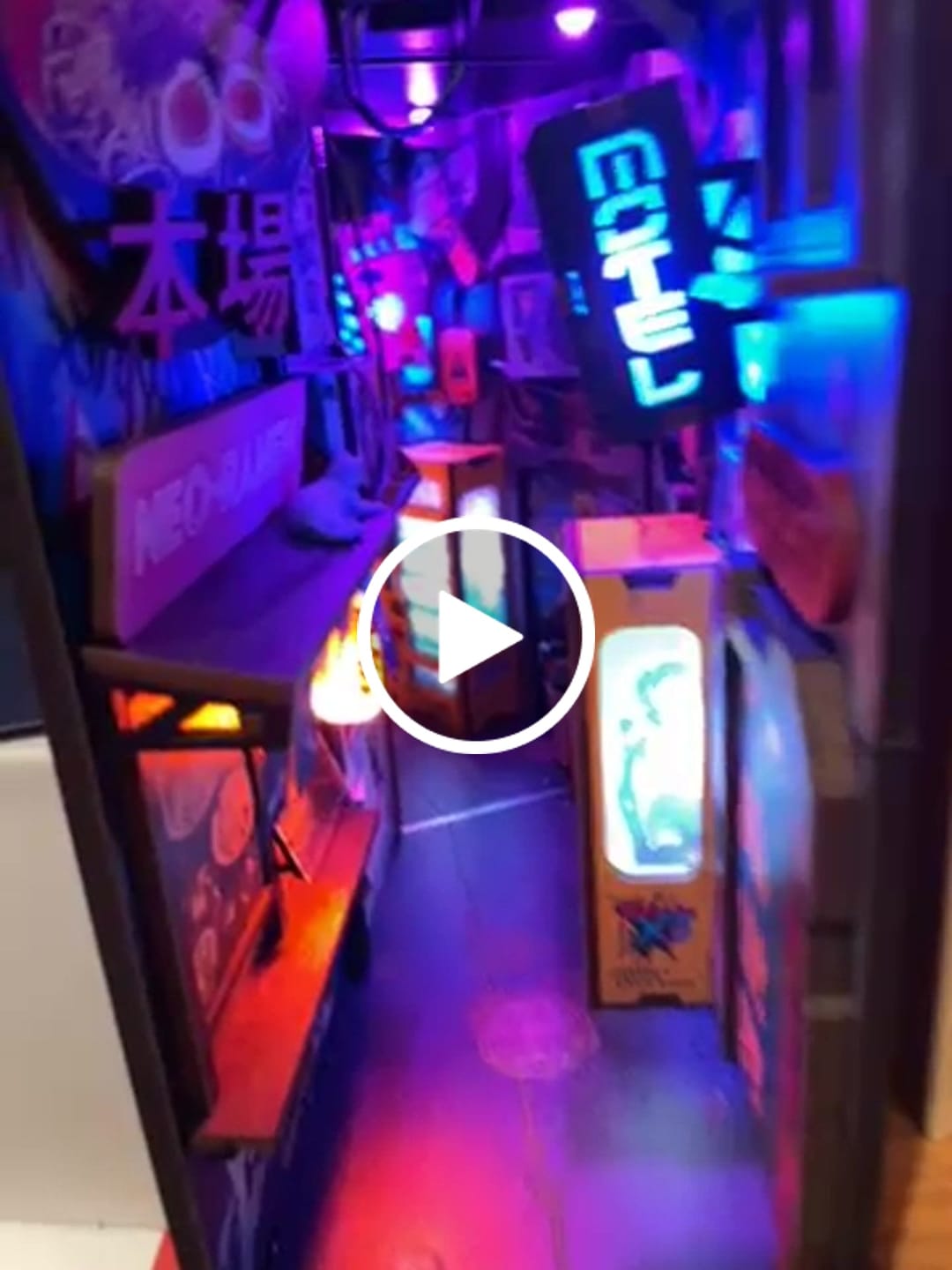 Customer video review of Neo Ramen MiniAlley – A Cyberpunk DIY Diorama Booknook