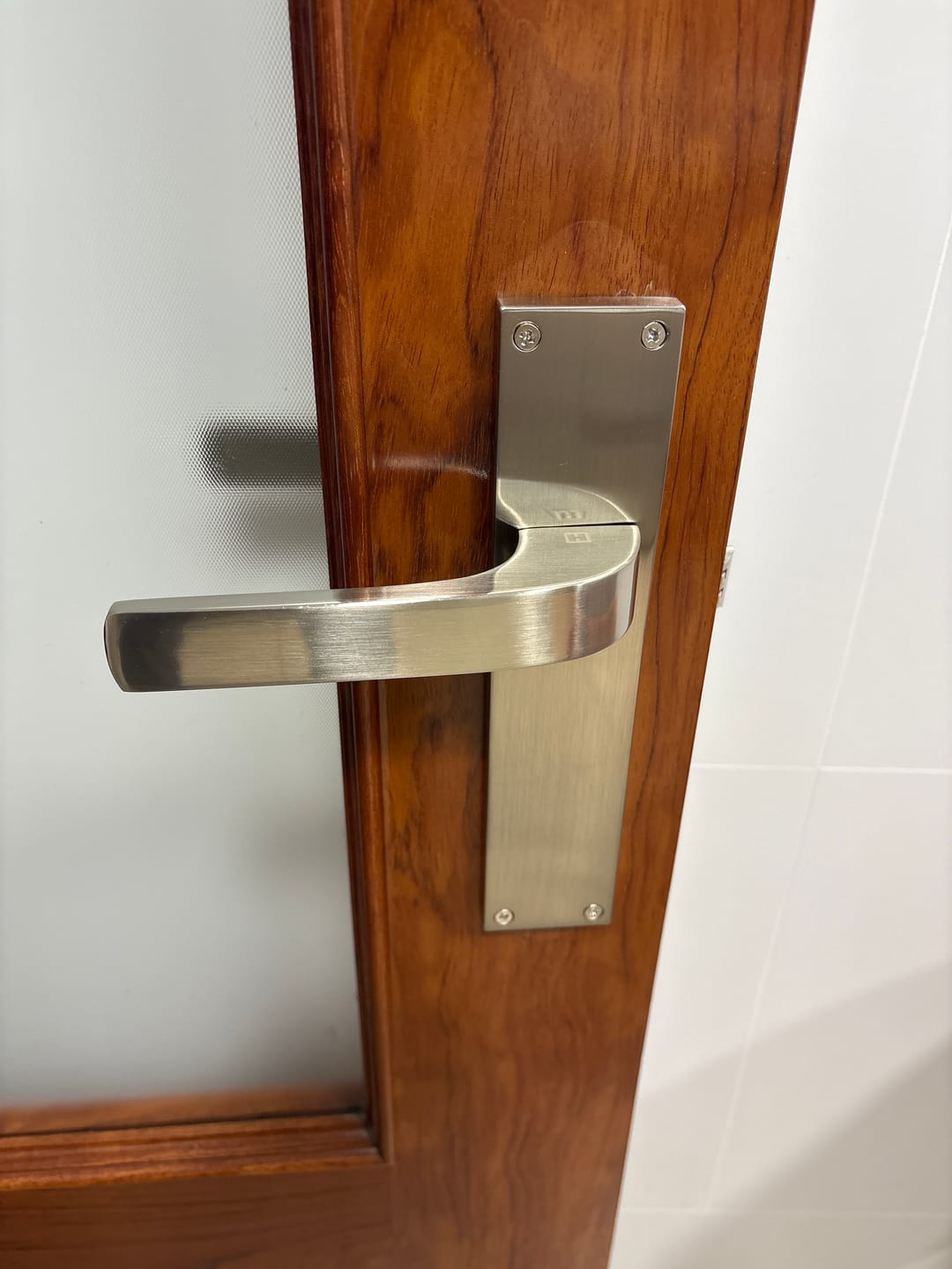 Customer photo review of Manilla modelo '710' de zamak con placa rectangular acabado níquel satinado para puertas