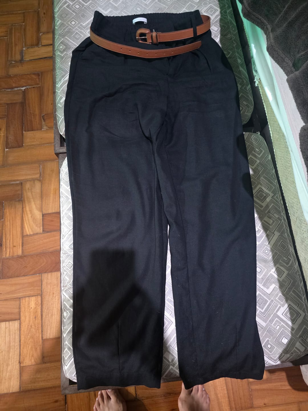 Customer photo review of Calça Slouchy Íris Preta