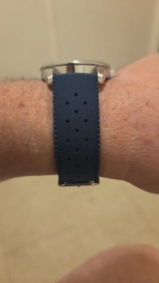 Customer photo review of Garmin 18/20/22mm Quick Release Tropic-Style Silicone Band