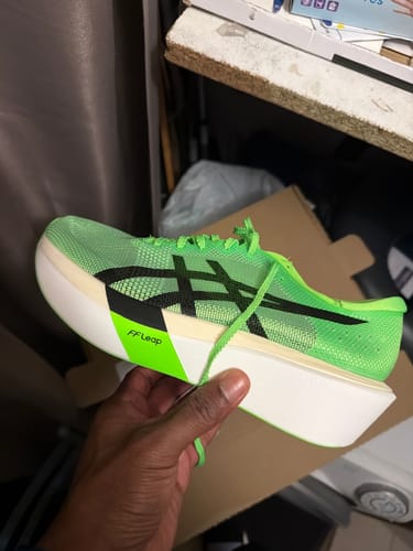 Aperçu de la chaussure Asics Metaspeed Sky Tokyo Pack Ekiden verte fluo tenue en main par le client.