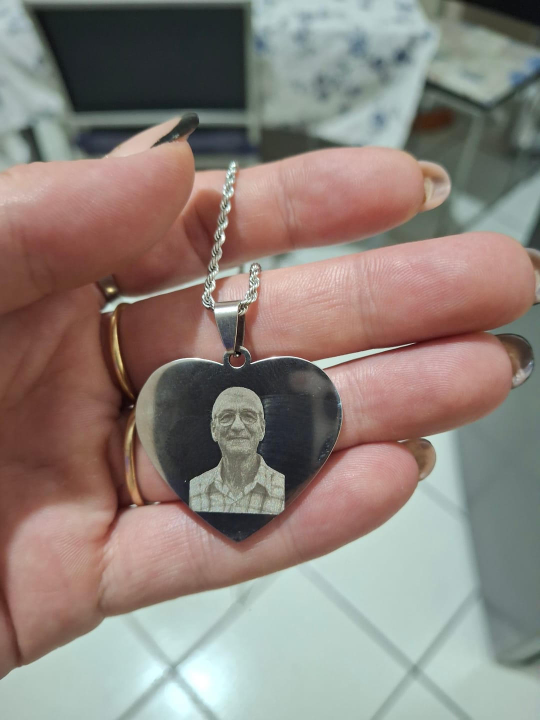 Customer photo review of 💖 Collana Cuore con Foto Incisa – Un Amore da Portare Sempre con Te