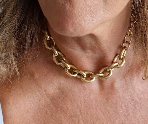 Customer's Golden Hour collana a collare indossata al collo, mostra la catena a maglie grandi color oro.