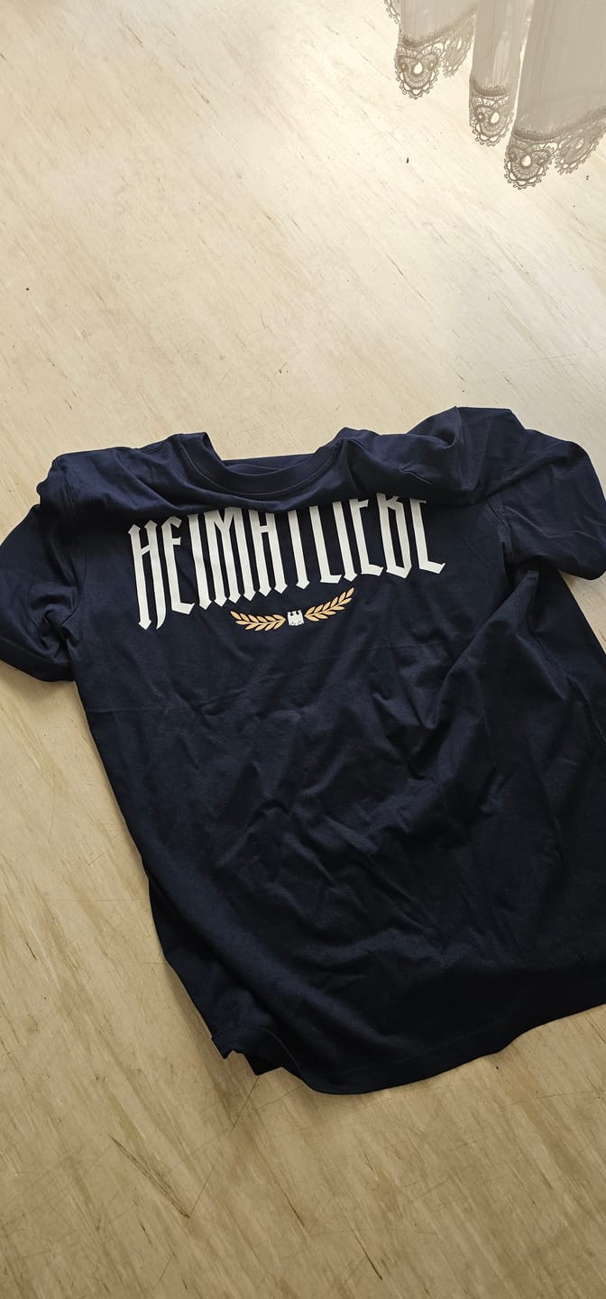 Customer photo review of Heimatliebe Statement - Shirt - Navy