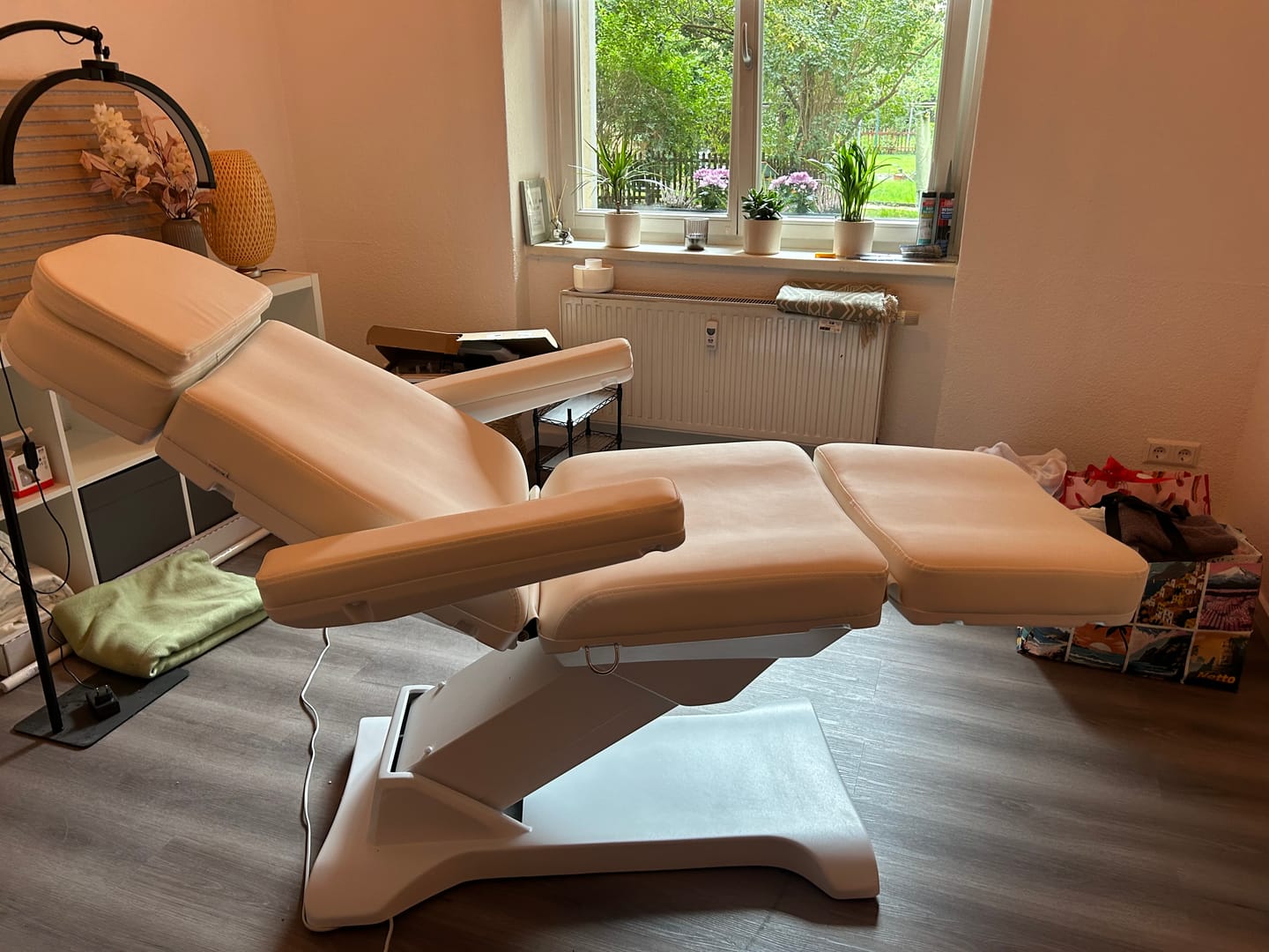 Customer photo review of Kosmetikliege Elektrisch | Selia PRO 4 | Kosmetiksessel mit elektrischer Verstellung | Handfernbedienung