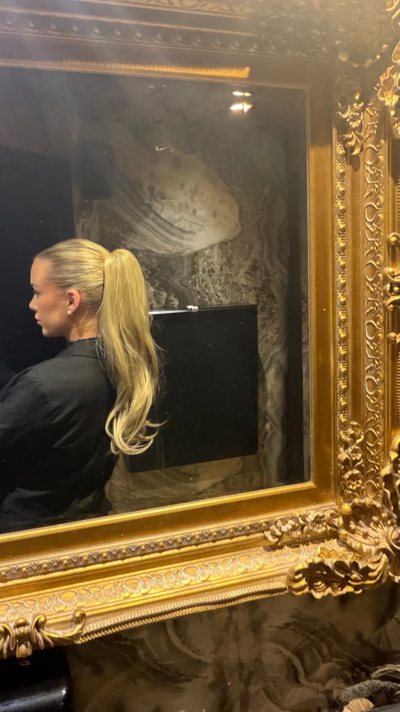 Customer photo review of Stranded 20" Blowout Clip-in Ponytail - Colour #18/22 Iris