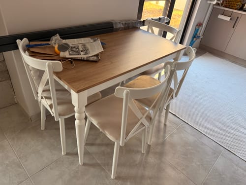 Customer's Rani JC120 mutfak masa sandalye takımı, beyaz ahşap sandalyeler ve ahşap görünümlü masanın ev ortamında görünümü.